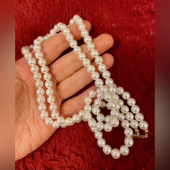 Elegant White Faux  Pearl Necklace by Claire’s - Picture 3 of 5